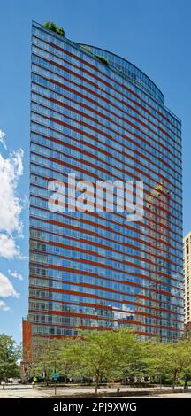 Visionaire è un condominio residenziale di alta altezza a Battery Park City con una caratteristica facciata curva in vetro accentuata da strisce rosse orizzontali. Foto Stock