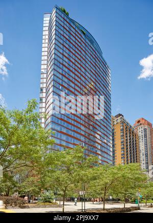 Visionaire è un condominio residenziale di alta altezza a Battery Park City con una caratteristica facciata curva in vetro accentuata da strisce rosse orizzontali. Foto Stock