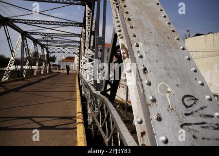 Maracaibo, Venezuela. 31st Mar, 2023. I residenti del settore Santa Lucia attraversano il Ponte o'Leary, il più antico ponte, costruito nel 1909, nella città di Maracaibo, Venezuela, venerdì 31 marzo 2023. L'ingegnere belga León Höet, per la sua costruzione, utilizzava materiale ferroso rimasto dalla Torre Eiffel di Parigi. (Foto di Humberto Matheus/Sipa USA) Credit: Sipa USA/Alamy Live News Foto Stock