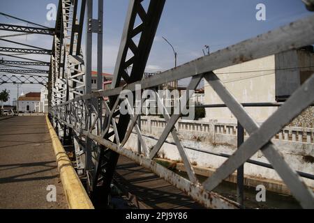 Maracaibo, Venezuela. 31st Mar, 2023. I residenti del settore Santa Lucia attraversano il Ponte o'Leary, il più antico ponte, costruito nel 1909, nella città di Maracaibo, Venezuela, venerdì 31 marzo 2023. L'ingegnere belga León Höet, per la sua costruzione, utilizzava materiale ferroso rimasto dalla Torre Eiffel di Parigi. (Foto di Humberto Matheus/Sipa USA) Credit: Sipa USA/Alamy Live News Foto Stock