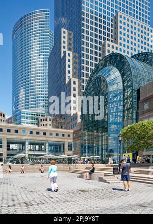 L'atrio di Brookfield Place, Winter Garden, è un padiglione con volta in vetro che domina la piazza che circonda North Cove Marina a Battery Park City. Foto Stock