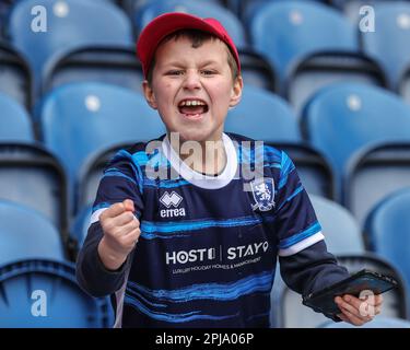 Un giovane fan di Boro si prende l'aria durante la partita del campionato Sky Bet Huddersfield Town vs Middlesbrough al John Smith's Stadium, Huddersfield, Regno Unito, 1st aprile 2023 (Foto di Mark Cosgrove/News Images) Foto Stock