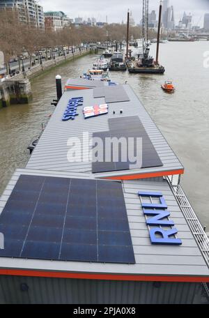 La Stazione Lifeboat Tower RNLI di recente costruzione al Ponte di Waterloo a Londra con una delle loro imbarcazioni di salvataggio e-Class assegnate che si avvicinano lungo il Tamigi Foto Stock