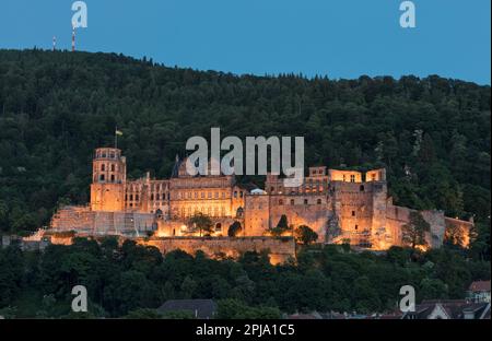 Pernottamento al Castello di Heidelberg sulla collina di Konigstuhl. Edificio gotico rinascimentale nella valle di Neckar che si affaccia sul centro storico e sul fiume Neckar. Heidelberg. Foto Stock