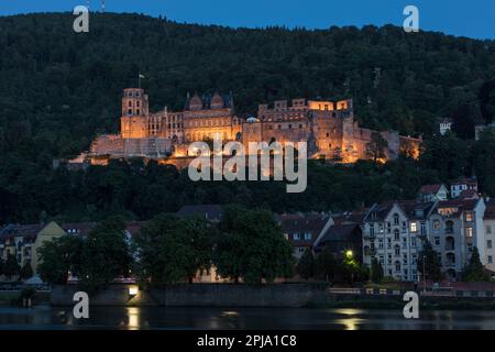 Pernottamento al Castello di Heidelberg sulla collina di Konigstuhl, un edificio rinascimentale gotico nella valle di Neckar che si affaccia sulla città vecchia e sul fiume Neckar. Heidelberg. Foto Stock