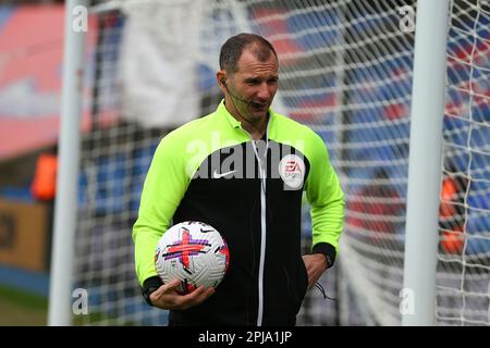 Selhurst Park, Selhurst, Londra, Regno Unito. 1st Apr, 2023. Premier League Football, Crystal Palace contro Leicester City; arbitro Tim Robinson durante l'ispezione delle attrezzature credito: Action Plus Sports/Alamy Live News Foto Stock