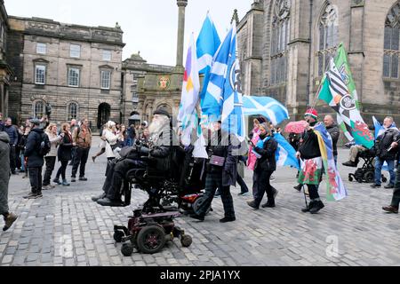 Edimburgo, Scozia, Regno Unito. 1st aprile 2023. Una marcia per l'indipendenza scozzese organizzata dal Yes2Independence, che inizia a Johnston Terrace con vista sul castello di Edimburgo, quindi si persegue il Royal Mile e termina al parlamento scozzese a Holyrood. Marciando lungo il Royal Mile. Credit: Craig Brown/Alamy Live News Foto Stock