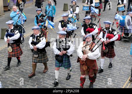 Edimburgo, Scozia, Regno Unito. 1st aprile 2023. Una marcia per l'indipendenza scozzese organizzata dal Yes2Independence, che inizia a Johnston Terrace con vista sul castello di Edimburgo, quindi si persegue il Royal Mile e termina al parlamento scozzese a Holyrood. Marciando lungo il Royal Mile. Credit: Craig Brown/Alamy Live News Foto Stock