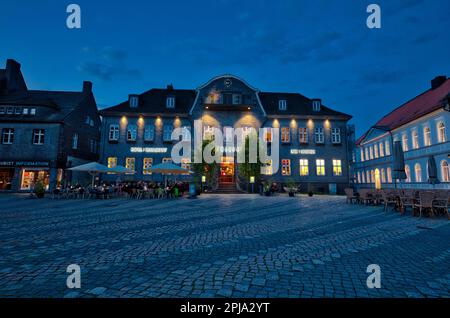 L'Hotel Schiefer era il Kaiserringhaus, tesoro in Marktplatz con figure di carillon in timpano nel sito patrimonio dell'umanità dell'UNESCO, nella città vecchia di Goslar. Foto Stock