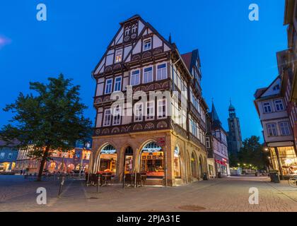 Storici e affascinanti edifici medievali in legno, negozi, caffetterie al crepuscolo, notte a Marktplatz Market Place, sito patrimonio dell'umanità dell'UNESCO, Goslar. Foto Stock