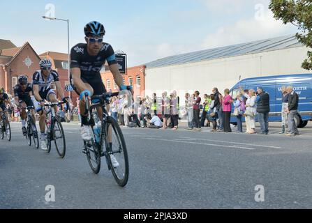 2014:00 Tour dei ciclisti britannici passando dalla fabbrica di birra Northgate di Wadworth a Devizes, Wiltshire. Foto Stock