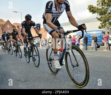 2014:00 Tour dei ciclisti britannici passando dalla fabbrica di birra Northgate di Wadworth a Devizes, Wiltshire. Foto Stock