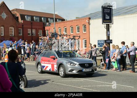 2014 giro della Gran Bretagna auto di supporto passando Wadworth Northgate birreria a Devizes, Wiltshire. Foto Stock