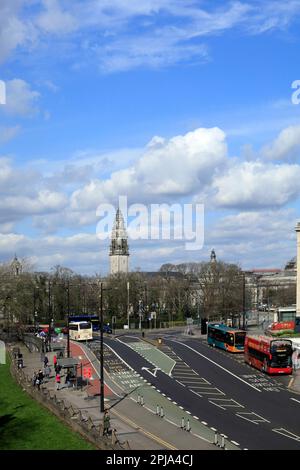 Kingsway, Cardiff. Scena stradale con marcature stradali e corsie degli autobus. Marzo 2023. Molla Foto Stock