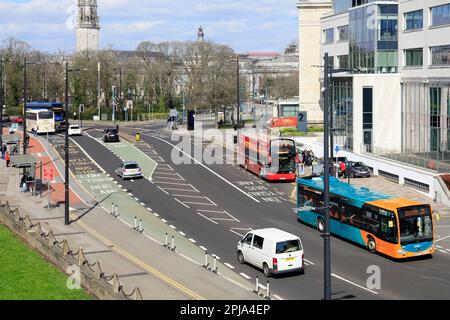 Kingsway, Cardiff. Scena stradale con marcature stradali e corsie degli autobus. Marzo 2023. Molla Foto Stock