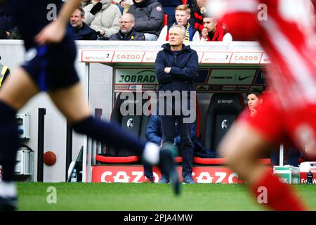 01 aprile 2023, Baden-Württemberg, Freiburg im Breisgau: Calcio: Bundesliga, SC Freiburg - Hertha BSC, giorno 26, Europa-Park Stadion: L'allenatore capo di Friburgo Christian Streich si trova a margine, mentre i giocatori di Hertha BSC Berlin e SC Freiburg possono essere visti in primo piano. Foto: Philipp von Ditfurth/dpa - NOTA IMPORTANTE: In conformità ai requisiti della DFL Deutsche Fußball Liga e della DFB Deutscher Fußball-Bund, è vietato utilizzare o utilizzare fotografie scattate nello stadio e/o della partita sotto forma di sequenze di immagini e/o serie di foto simili a video. Foto Stock