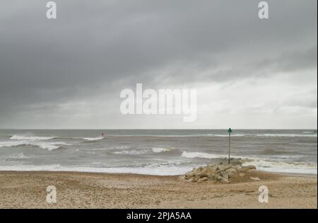 Windsurf fuori al mare in Un Windy Day su Avon Beach Christchurch, Regno Unito con Una tempesta in arrivo. Foto Stock