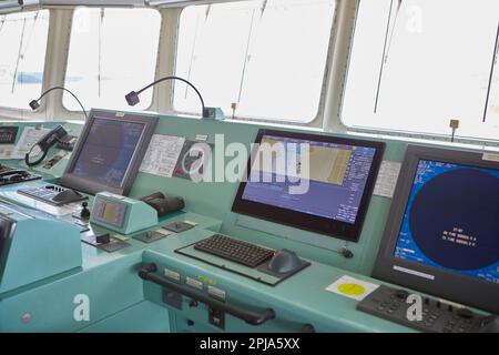 Ponte del capitano sulla nave. Equipaggiamento di navigazione. Sistemi di controllo delle navi. Foto Stock