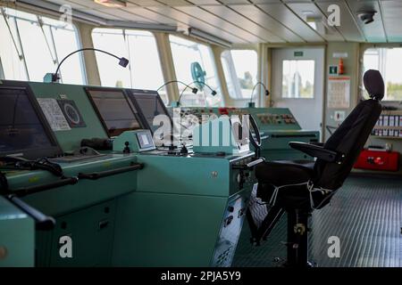 Ponte del capitano sulla nave. Equipaggiamento di navigazione. Sistemi di controllo delle navi. Foto Stock