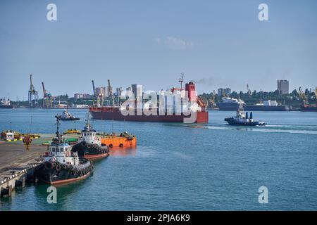 la nave portarinfuse sta navigando nell'area portuale. Foto Stock