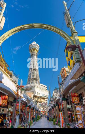 OSAKA, GIAPPONE - 1 MAGGIO 2014: Il quartiere di Shinsekai con la Torre Tsutenkaku. Foto Stock