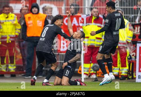 01 aprile 2023, Berlino: Calcio, Bundesliga, 1. FC Union Berlin - VfB Stuttgart, giorno 26, an der Alten Försterei. Juan Jose Perea (M) di VfB Stuttgart festeggia con Enzo Millot (l) e Tiago Barreiros de Melo Tomas dopo il suo obiettivo. L'obiettivo viene annullato dopo la prova video (VAR). Foto: Andreas Gora/dpa - NOTA IMPORTANTE: Conformemente ai requisiti della DFL Deutsche Fußball Liga e della DFB Deutscher Fußball-Bund, è vietato utilizzare o utilizzare fotografie scattate nello stadio e/o della partita sotto forma di sequenze di immagini e/o serie di foto simili a un video. Foto Stock