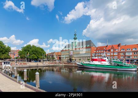 Emden: harbor Ratsdelft, Municipio, nave di salvataggio Georg Breusing a Ostfriesland, Niedersachsen, bassa Sassonia, Germania Foto Stock