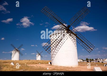 Antichi mulini a vento a campo de Criptana, Spagna, definiti in Don Chisciotte di Cervantes 'i Giganti' Foto Stock