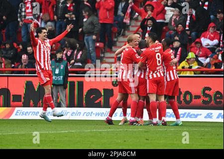 Berlino, Germania. 01st Apr, 2023. Berlino, Germania. Aprile 1st 2023: La squadra del FC Union Berlin festeggia durante il gioco Bundesliga - 1. FC Union Berlin / Vfb Stuttgart - An Der Alten Foersterei. Berlino, Germania. (Ryan Sleiman /SPP) Credit: SPP Sport Press Photo. /Alamy Live News Foto Stock