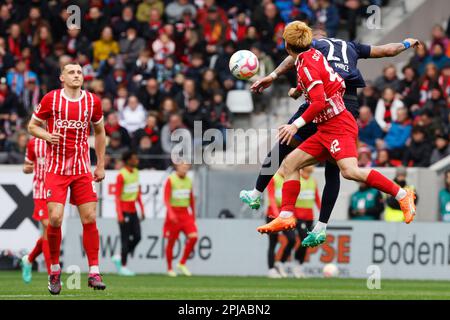 01 aprile 2023, Baden-Württemberg, Freiburg im Breisgau: Calcio: Bundesliga, SC Freiburg - Hertha BSC, giorno 26, Europa-Park Stadion: Friburgo Ritsu Doan (davanti) e Berlino Kevin Prince Boateng (dietro) si impegnano in un duello mentre Massimiliano Eggestein guarda. Foto: Philipp von Ditfurth/dpa - NOTA IMPORTANTE: In conformità ai requisiti della DFL Deutsche Fußball Liga e della DFB Deutscher Fußball-Bund, è vietato utilizzare o utilizzare fotografie scattate nello stadio e/o della partita sotto forma di sequenze di immagini e/o serie di foto simili a video. Foto Stock