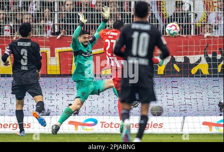 01 aprile 2023, Berlino: Calcio, Bundesliga, 1. FC Union Berlin - VfB Stuttgart, giorno 26, an der Alten Försterei. Lo Sheraldo Becker di Berlino (3rd da sinistra) segna 1:0 contro il portiere di VfB Stuttgart Fabian Bredlow (2nd da sinistra). Wataru Endo (l) di Stoccarda e Tiago Barreiros de Melo Tomas (r) corrono accanto a lui. Foto: Andreas Gora/dpa - NOTA IMPORTANTE: Conformemente ai requisiti della DFL Deutsche Fußball Liga e della DFB Deutscher Fußball-Bund, è vietato utilizzare o utilizzare fotografie scattate nello stadio e/o della partita sotto forma di immagini sequenziali Foto Stock