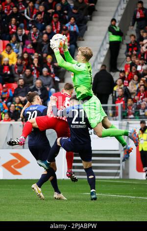 01 aprile 2023, Baden-Württemberg, Friburgo in Breisgau: Calcio: Bundesliga, SC Friburgo - Hertha BSC, giorno 26, Europa-Park Stadion: Il portiere di Berlino Oliver Christensen cattura la palla mentre Marc Oliver Kempf di Berlino, Maximilian Eggestein di Friburgo e Marvin Plattenhardt di Berlino si trovano sotto di lui. Foto: Philipp von Ditfurth/dpa - NOTA IMPORTANTE: In conformità ai requisiti della DFL Deutsche Fußball Liga e della DFB Deutscher Fußball-Bund, è vietato utilizzare o utilizzare fotografie scattate nello stadio e/o della partita sotto forma di immagini in sequenza e/o video- Foto Stock