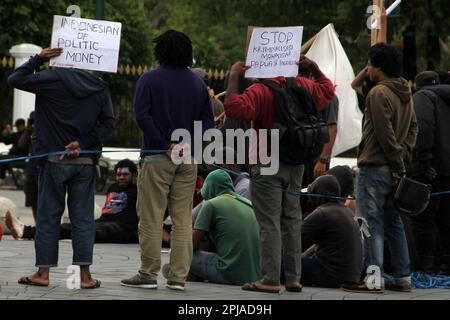 Yogyakarta, Yogyakarta, Indonesia. 1st Apr, 2023. Un certo numero di studenti di Papuan ha organizzato una manifestazione nella città di Yogyakarta, regione speciale di Yogyakarta, Indonesia, sabato 1 aprile 2023. (Credit Image: © Slamet Riyadi/ZUMA Press Wire) SOLO PER USO EDITORIALE! Non per USO commerciale! Foto Stock