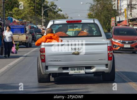 THAILANDIA, 21 2023 GENNAIO, i monaci buddisti sono in auto in un pick up Foto Stock