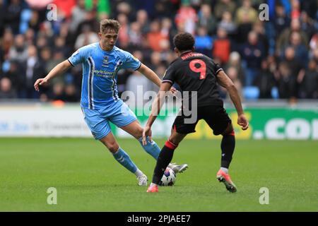 Callum Doyle di Coventry City (a sinistra) e Jacob Brown di Stoke City combattono per la palla durante la partita del campionato Sky Bet presso la Coventry Building Society Arena di Coventry. Data immagine: Sabato 1 aprile 2023. Foto Stock