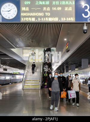 Shanghai. 1st Apr, 2023. I passeggeri camminano per salire a bordo del treno G99 alla stazione ferroviaria di Shanghai Hongqiao, nella parte orientale della Cina, Shanghai, 1 aprile 2023. Mentre il treno G99 lasciò la stazione ferroviaria di Shanghai Hongqiao per la stazione di Hong Kong West Kowloon, i servizi della ferrovia ad alta velocità di Shanghai-Hong Kong ripresero il sabato. Credit: Wang Xiang/Xinhua/Alamy Live News Foto Stock