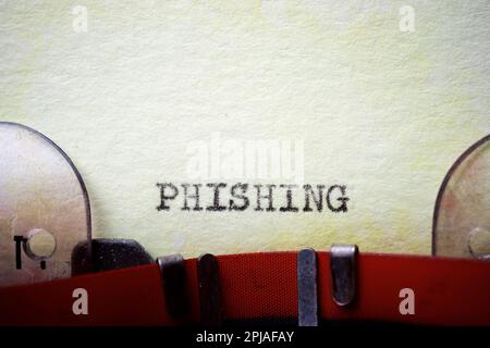 Parola di phishing scritta con una macchina da scrivere. Foto Stock