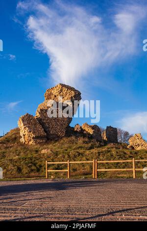 I ruderi dell'abbandonato castello medievale di Aidone chiamato Castellaccio nella provincia di Enna in Sicilia Foto Stock