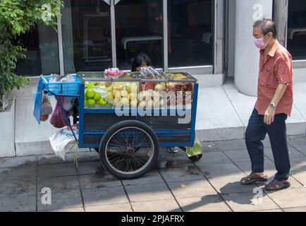 BANGKOK, THAILANDIA, MAR 06 2023, Vendita di frutta fresca refrigerata sulla strada di Bangkok Foto Stock