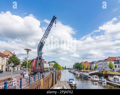 Oldenburg: fiume Haaren, porto Alter Stadthafen, yacht, vecchia gru portuale in Oldenburger Land, Niedersachsen, bassa Sassonia, Germania Foto Stock