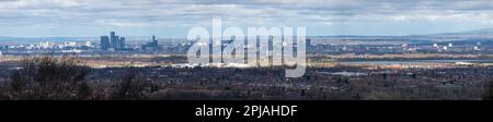 La città di Manchester, Inghilterra vista da una collina a est con il profilo dei molti edifici contro l'orizzonte. Foto Stock