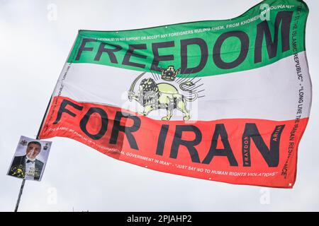 Londra, Regno Unito. 01st Apr, 2023. I manifestanti e gli attivisti di varie organizzazioni iraniane, tra cui il movimento Donna, vita, libertà, si sono riuniti per protestare contro il regime iraniano, le continue violazioni dei diritti umani nel paese per la solidarietà con le donne iraniane manifestanti e per la proscrizione dell'IRGC, la Guardia rivoluzionaria iraniana. Credit: Imageplotter/Alamy Live News Foto Stock