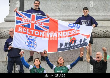 Londra, Regno Unito. 01st Apr, 2023. I fan di Bolton Wanderers, insieme ad alcuni di Plymouth, sono arrivati a Trafalgar Square davanti alla finale del Bolton Wanderers / Plymouth Argyle EFL Trophy (Carabao Cup) a Wembley domani. I fan stavano avendo un po' di simpatico banchiere e festeggiamenti prima del gioco. Credit: Imageplotter/Alamy Live News Foto Stock