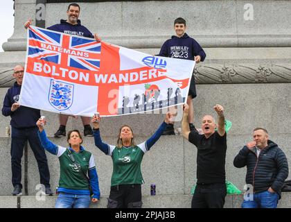 Londra, Regno Unito. 01st Apr, 2023. I fan di Bolton Wanderers, insieme ad alcuni di Plymouth, sono arrivati a Trafalgar Square davanti alla finale del Bolton Wanderers / Plymouth Argyle EFL Trophy (Carabao Cup) a Wembley domani. I fan stavano avendo un po' di simpatico banchiere e festeggiamenti prima del gioco. Credit: Imageplotter/Alamy Live News Foto Stock