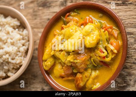 Curry di pesce fatto in casa con guance ai raggi del torace e con latte di cocco, peperoncini, pomodori e spezie. Inghilterra Regno Unito GB Foto Stock