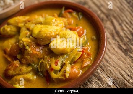 Curry di pesce fatto in casa con guance ai raggi del torace e con latte di cocco, peperoncini, pomodori e spezie. Inghilterra Regno Unito GB Foto Stock