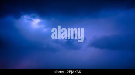 Prendi posto in prima fila per lo spettacolo di luci più impressionante della natura con una vista panoramica di una tempesta di temporali. Il cielo drammatico e l'atmosfera elettrica mak Foto Stock