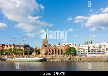 Brema: fiume Weser, chiesa di San Martini, nave, passeggiata Weserpromenade, agosto Kühne Casa della compagnia Kühne + Nagel in , Brema, Germania Foto Stock