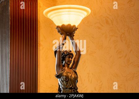 Statua di luce nello storico Geiser Grand Hotel di Baker City, Oregon. Foto Stock