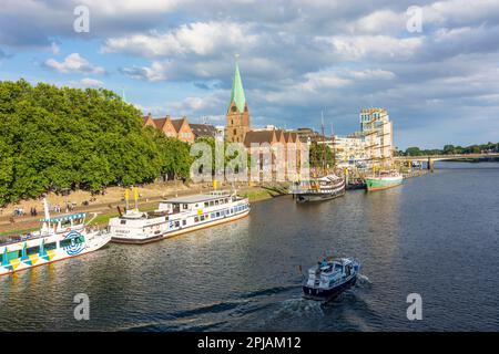 Brema: fiume Weser, chiesa di San Martini, nave, passeggiata Weserpromenade, agosto Kühne Casa della compagnia Kühne + Nagel in , Brema, Germania Foto Stock